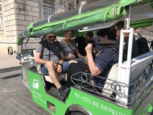 images/image/2019/Lissabon_halv/lis1-Vi_sparer_benene_i_Tuc_tuc_efter_startnumre_12.jpg